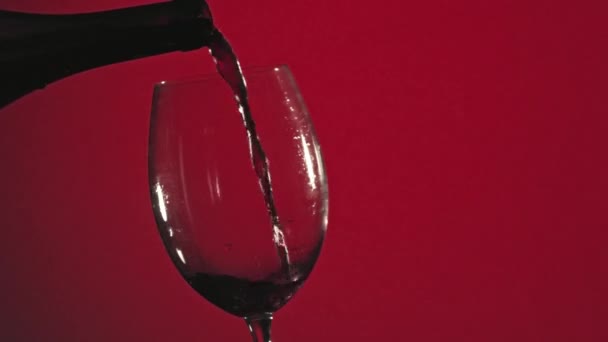 Silhuett Ett Glas Med Rött Vin Som Flyter Från Flaska — Stockvideo