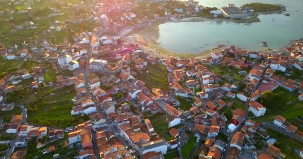 ガリツィアの日没時にOグローブ村を空飛ぶ ドリー フォワード — ストック動画