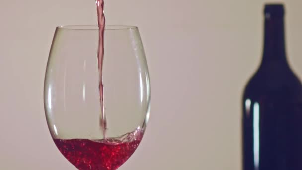 Remplir Verre Vin Rouge Avec Bouteille Arrière Plan Sur Fond — Video