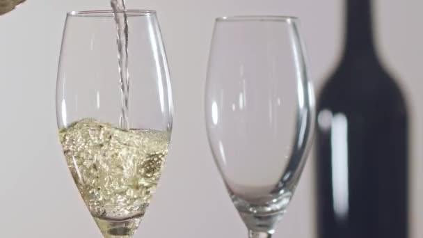 Las Copas Vino Blanco Sobre Fondo Neutral Botella Primer Plano — Vídeo de stock