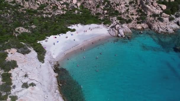 Pirate Beach Bay Сардинии Италия Орбита Беспилотника Над Знаменитым Пляжем — стоковое видео