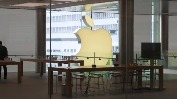 会社の従業員は香港のアメリカの技術会社Appleの公式ストアで見られます — ストック動画