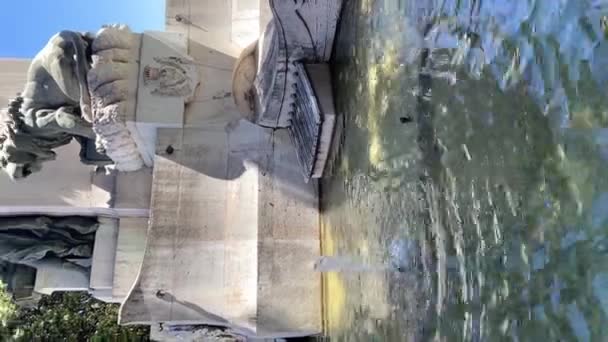 フランス ニースのシティスクエアでジュゼッペ ガリバルディ記念碑の垂直ショット パンアップ — ストック動画