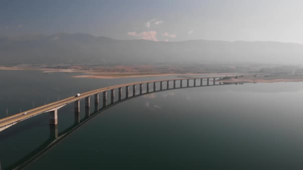 Luchtfoto Panning Shot Van Long Lake Bridge Mountain Met Auto — Stockvideo
