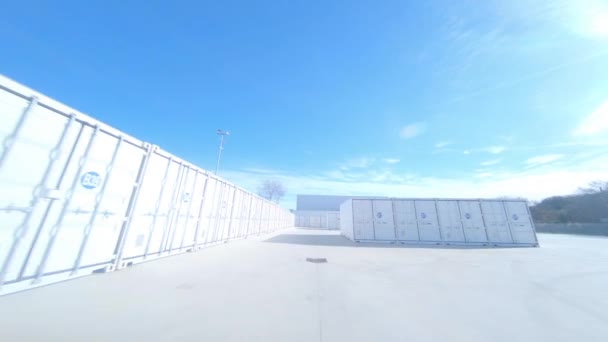 空の出荷コンテナヤードの周りを旋回するシネマティックFpvドローン — ストック動画
