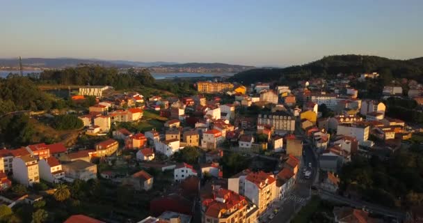 Grove Galicia スペインの日没時のオレンジ色の屋根の上の空中ビュー — ストック動画