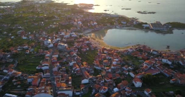 日没の間にガリツィアの村Oグローブを飛んで空中ショット ドリー フォワード — ストック動画