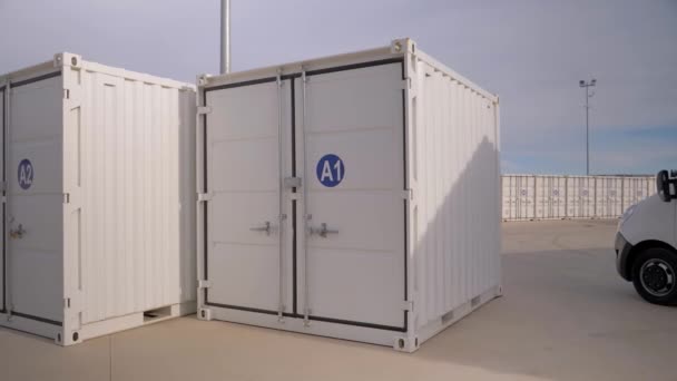 Zwei Kleine Container Stehen Zum Transport Bereit — Stockvideo