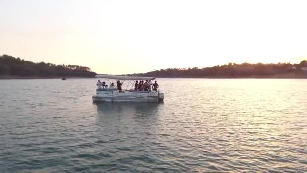 友達とボートパーティーや美しい夕日 — ストック動画