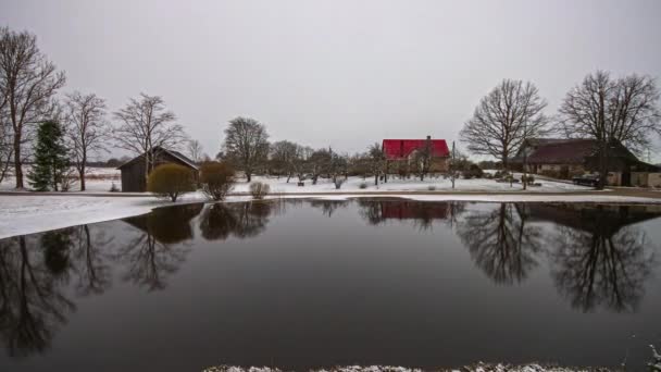 从秋天开始 农舍一年四季都在湖畔度过 随着湖水的结冰而进入冬季 春天又在温和的欧洲气候中进入夏季 — 图库视频影像