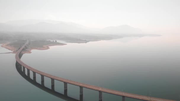 Plano Panorámico Aéreo Del Puente Largo Del Lago Con Tráfico — Vídeos de Stock