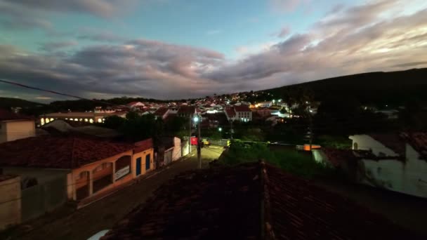 巴西东北部巴伊亚州靠近Chapada Diamantina国家公园的一个名叫Lencois的小山村的窗户落日 这是个美丽的落日时刻 — 图库视频影像