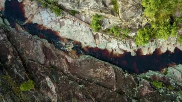 Aerial Bird Eye Top Shot Small River Surrounded Rocks Foliage — Stock Video