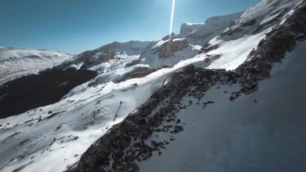Flygplanet Flyger Över Fransk Schweiziska Alperna Fpv — Stockvideo