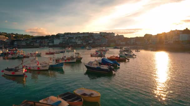 英国南部康沃尔著名城镇圣艾夫斯海滩和港口长廊的电影图像无缝视频环路 在日落前 渔船在清澈的蓝水中穿梭 — 图库视频影像