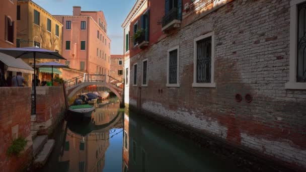 Barco Canal Veneza Itália Com Casas Antigas Uma Igreja Catedral — Vídeo de Stock