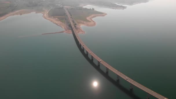 Aerial Point Interest Shot Long Lake Bridge Car Traffic Foggy — Wideo stockowe