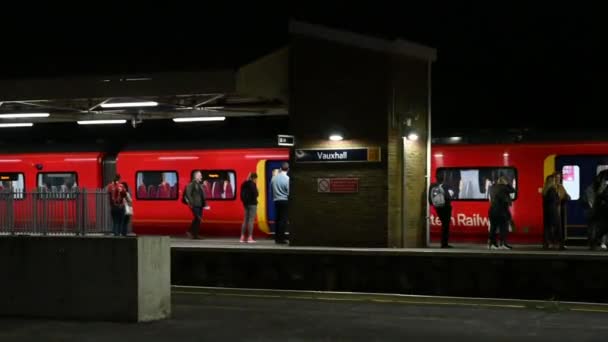 South West Train Leaving Waterloo Going Vauxhall Londyn Wielka Brytania — Wideo stockowe