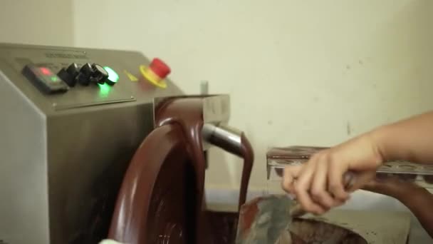 Pastelero Preparar Caramelos Chocolate Hechos Mano Premium Fábrica Chocolate Artesanal — Vídeo de stock