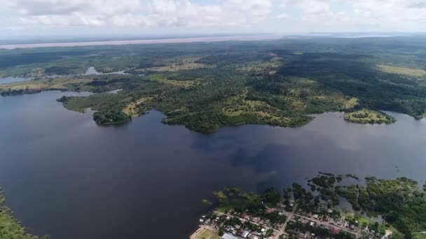 Drone Καταλαμβάνουν Ποτάμι Του Αμαζονίου Που Ρέει Κοντά Στην Πόλη — Αρχείο Βίντεο