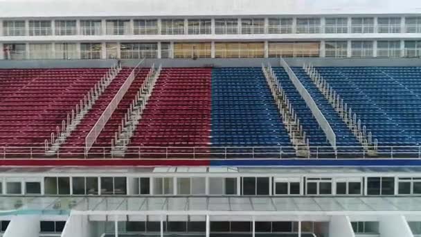 Дрон Увеличивается Сиденье Стадиона Bumbdromo Окрашенного Красный Синий Цвета — стоковое видео