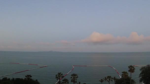 在泰国帕塔亚 从空中俯瞰着朦胧的海洋日出景象和俯瞰泰国湾的流云 — 图库视频影像
