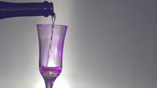 Białe Wino Wlewa Się Szklanki Butelki Odosobnionym Tle Różowym Odblaskowym — Wideo stockowe