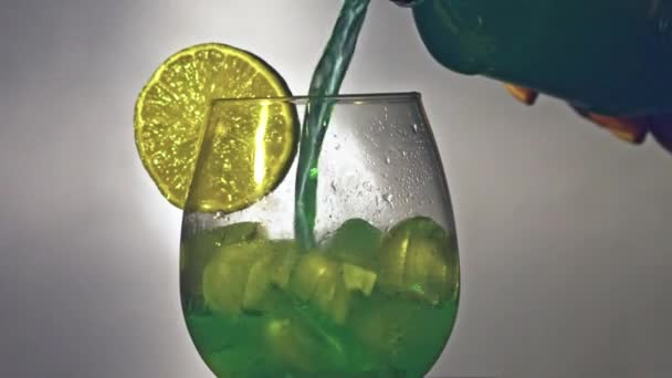 Наливая Лаймовый Напиток Стакан Льдом Нейтральном Фоне — стоковое видео