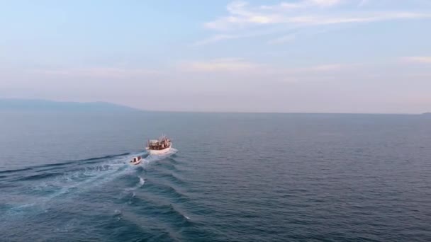 エーゲ海での木製漁船のクルージング 自然の朝の光 シネマティック4K映像に続く空中パンニングショット — ストック動画