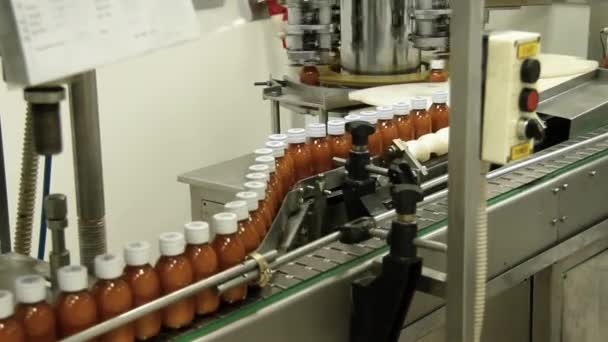 制药公司生产过程中药品沿传送带流动的情况 — 图库视频影像