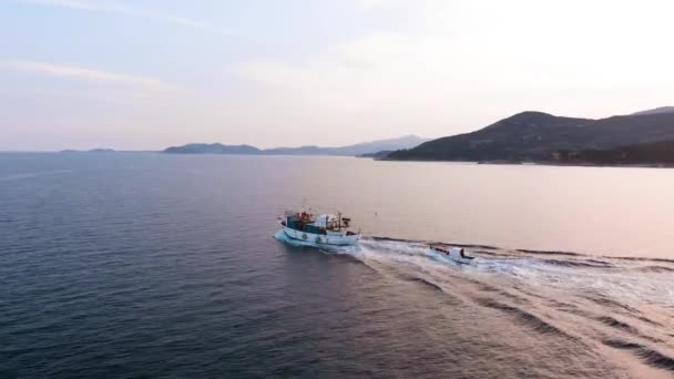 エーゲ海での木製漁船クルージングの空中パンニングショット ナチュラルモーニングライト シネマティック4K映像 — ストック動画