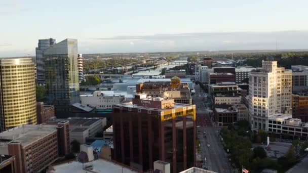 Drone Volando Través Ciudad Grand Rapids Michigan Durante Amanecer Mañana — Vídeos de Stock