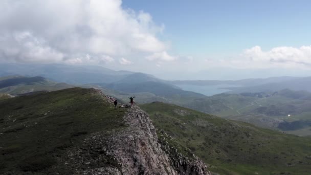 北マケドニアのマヴロヴォ国立公園の山の頂上に到着を祝う2人の空中ビュー — ストック動画