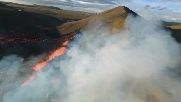Fpv Aerial View Volcanic Smoke Overlooking Bursting Volcano Basin Iceland — Stock Video