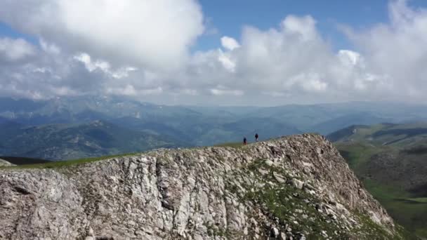 Luftaufnahme Zeigt Zwei Personen Die Auf Dem Gipfel Eines Berges — Stockvideo