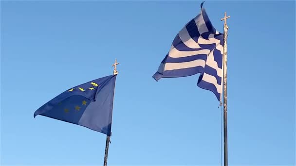 Grekiska Och Europeiska Unionens Flaggor Viftar Pole Fps Slow Motion — Stockvideo
