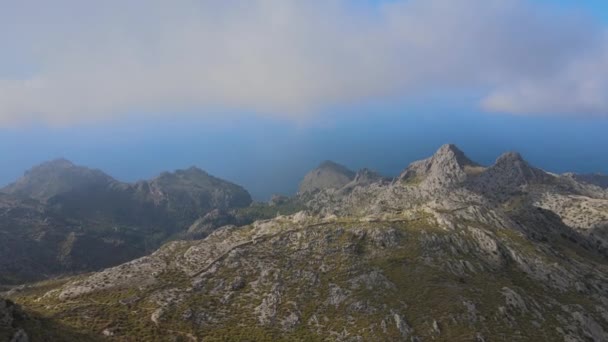 Volando Sobre Montañas Amañadas Con Vegetación Mar Fondo Con Nubes — Vídeos de Stock