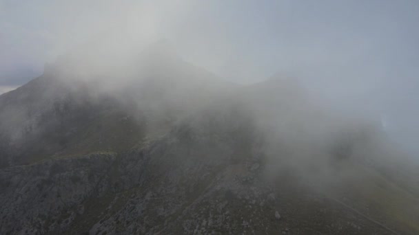 スペインのマヨルカ島 サカロブラで霧の煙の雲の後ろに自分自身を明らかにする鋭角の山々 — ストック動画
