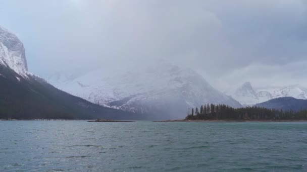 Escena Ventosa Montañas Con Lago Durante Día Nublado — Vídeos de Stock