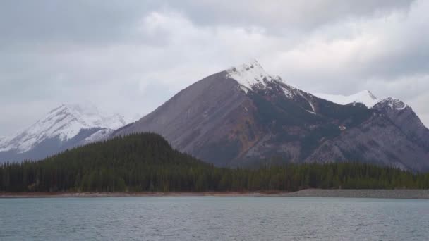 Montaña Distancia Con Cuerpo Lago Agua — Vídeos de Stock