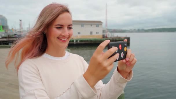 Mujer Sonriente Con Pelo Rosa Costa Del Este Canadá Tomando — Vídeos de Stock