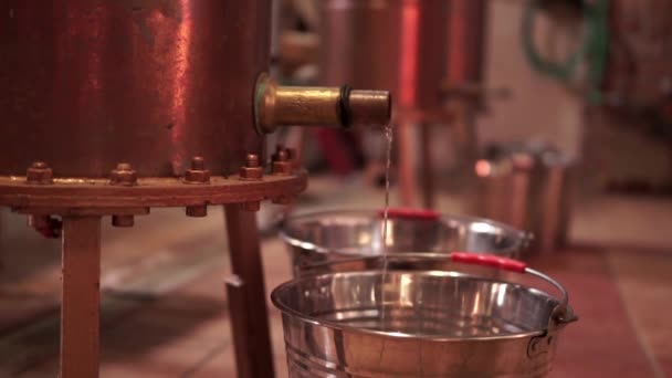制作希腊文Tsipouro Ouzo Cauldron Boiling Grape Produce Tsipouro Drink Handheld Footage — 图库视频影像