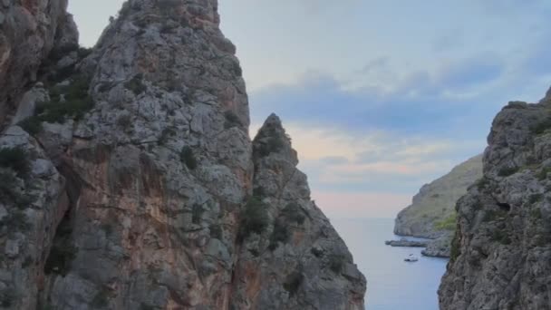 Боковой Беспилотник Показывает Средиземное Море Лодки Острыми Скалами Калобра Майорка — стоковое видео