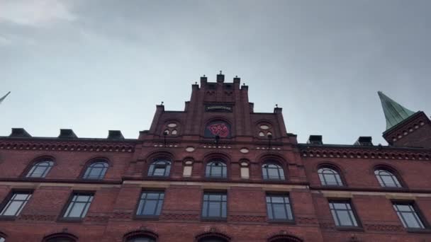 Poruszający Się Nisko Kąt Strzał Czerwonej Cegły Domu Speicherstadt Hamburga — Wideo stockowe