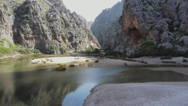 Malowniczy Widok Dolinę Calobra Mallorca Wodą Płynącą Pod Spodem Górami — Wideo stockowe