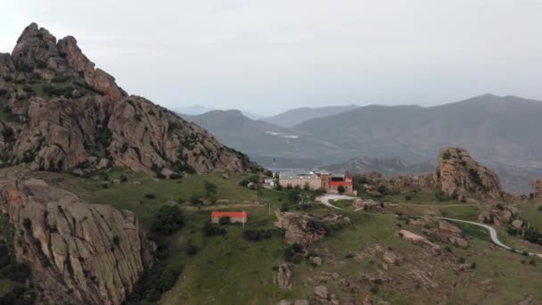 Luftaufnahme Des Großen Treskavec Klosters Auf Dem Gipfel Des Nordmakedonischen — Stockvideo