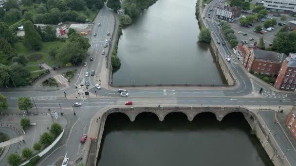 イギリス ウスター 川の上の橋の交通の空中ビューセブンとリバーフロントの建物 オービットドローンショット — ストック動画
