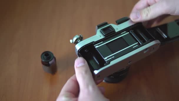 Memuat Film Berwarna Dalam Kamera Slr Analog Lama Menutup Rekaman — Stok Video