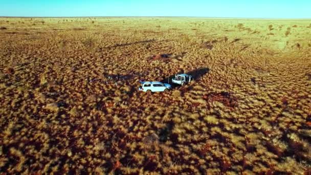 Rodeando Imágenes Aéreas Coches Personas Empacando Sus Pantanos Desierto Tanami — Vídeos de Stock