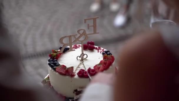 Düğün Pastasını Böğürtlenle Kesen Genç Çiftin Arka Görüntüsü — Stok video